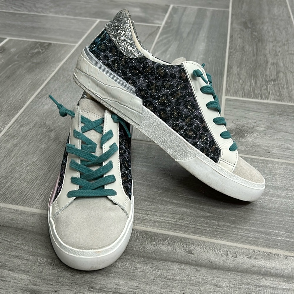 Size 7 women’s Dolce Vita Zina sneakers